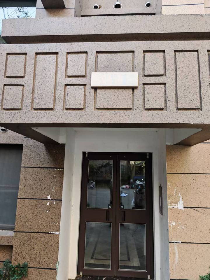 济南市市中区望岳路1777号唐人中心四区10号楼1-702房产和1--104储藏室及-1191车库