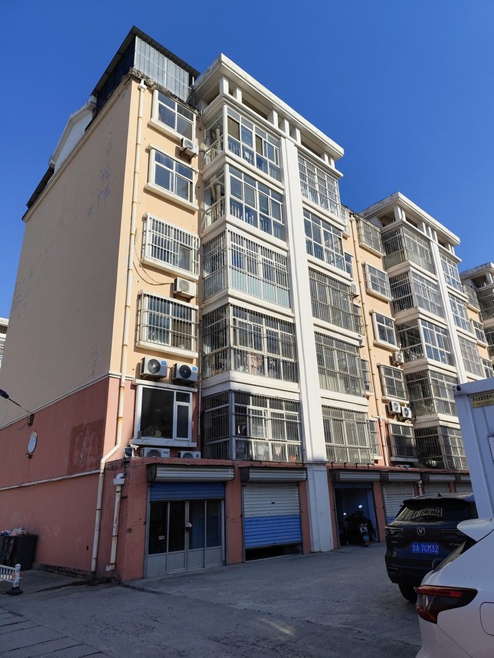 济南市莱芜高新区原山路18号阳光家园2幢东2单元301室及储藏室