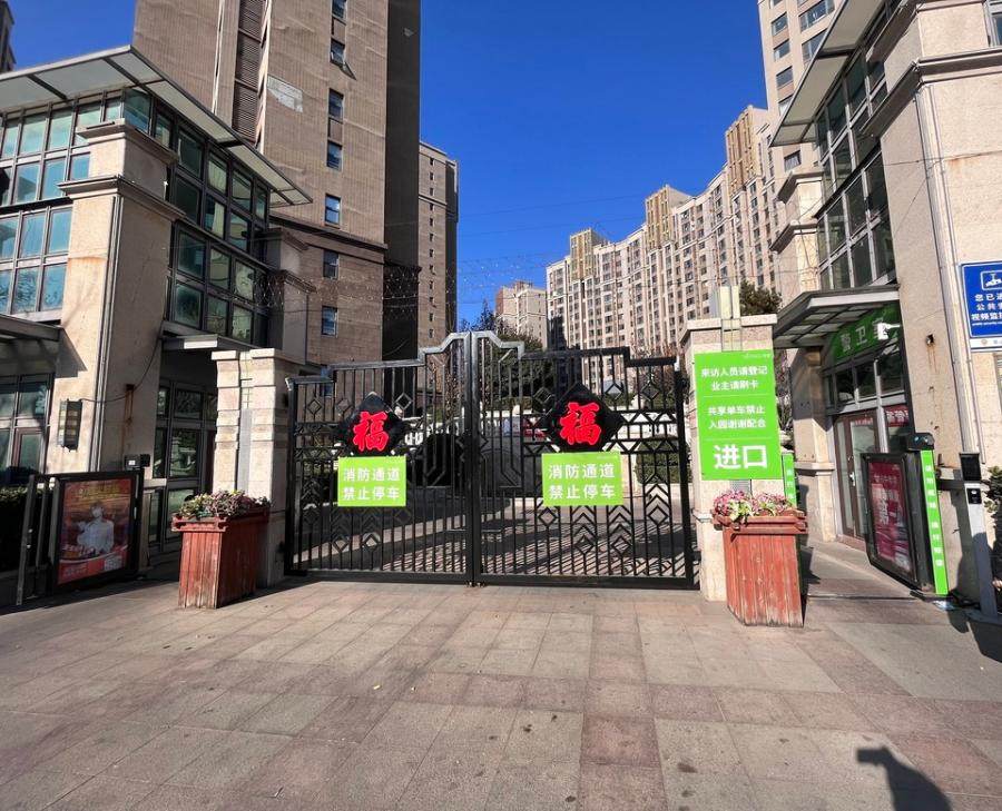 济南市历城区清河北路西7999号重汽翡翠外滩北区3号楼1802房产（不动产权证号：济南20170139693）及3号楼-225储藏室（不动产权证号：济南20170139691）