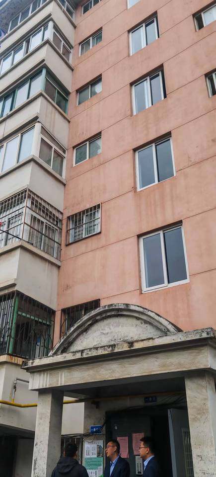 济南市钢城区钢都大街425号莱钢金鼎花园小区28号楼1-102室房产及储藏室