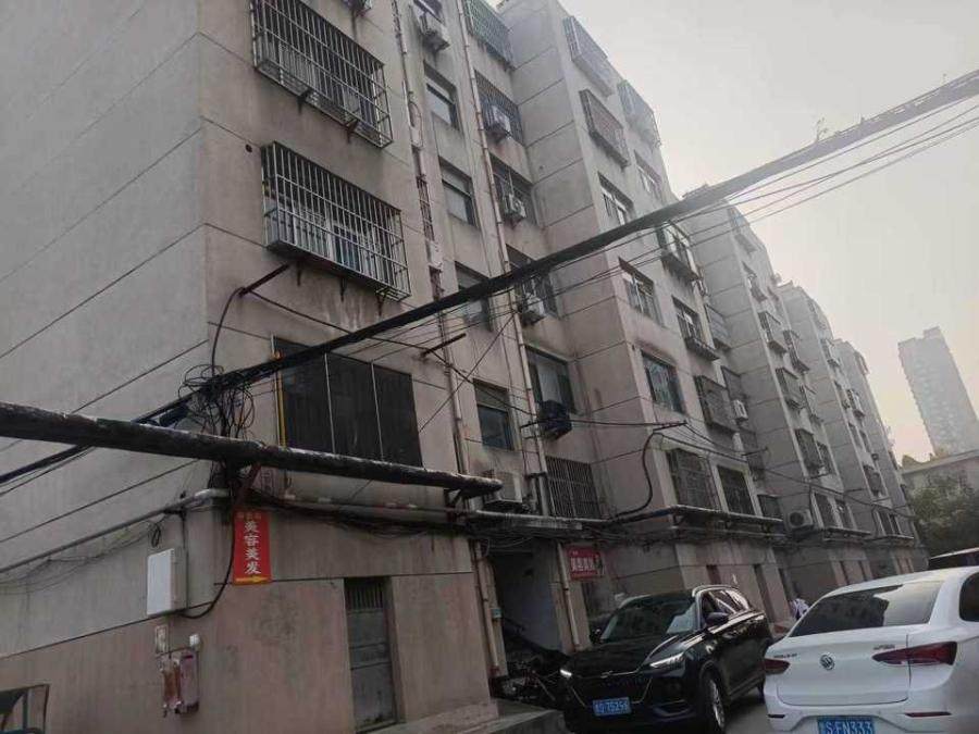 济南市莱芜区大桥南路12号1幢东3单元101及储藏室C33房地产