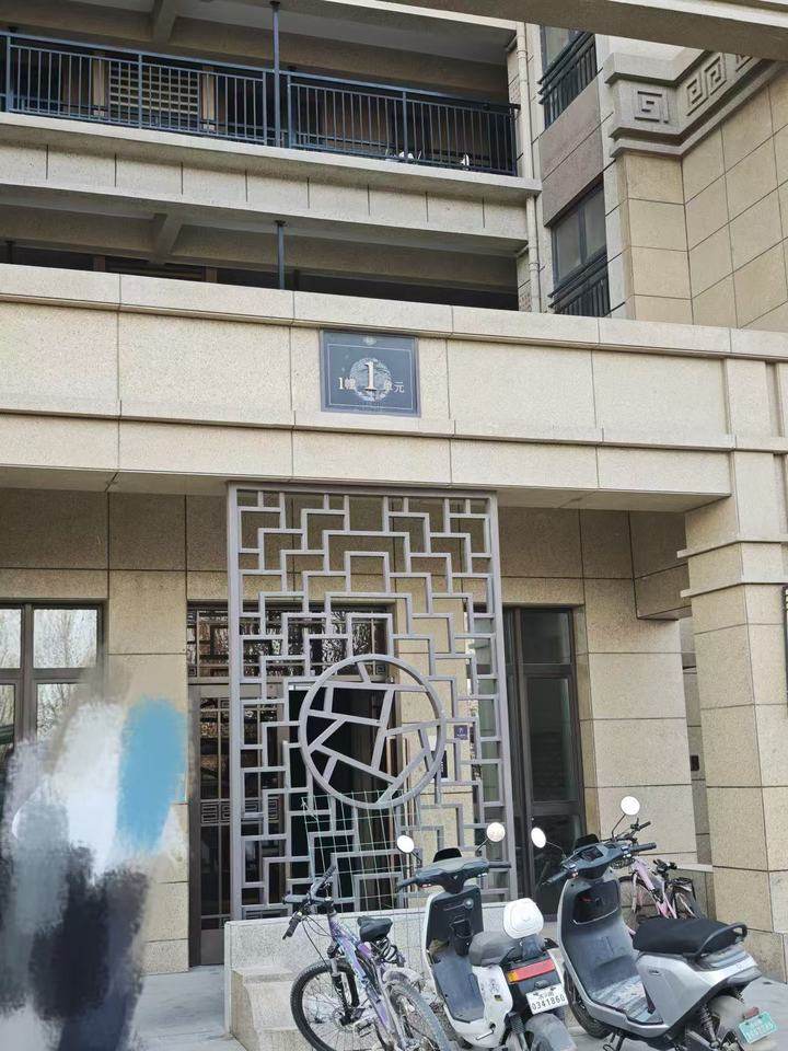 山东省济南市历城区稼轩路9901号荣盛华府1号楼1-104