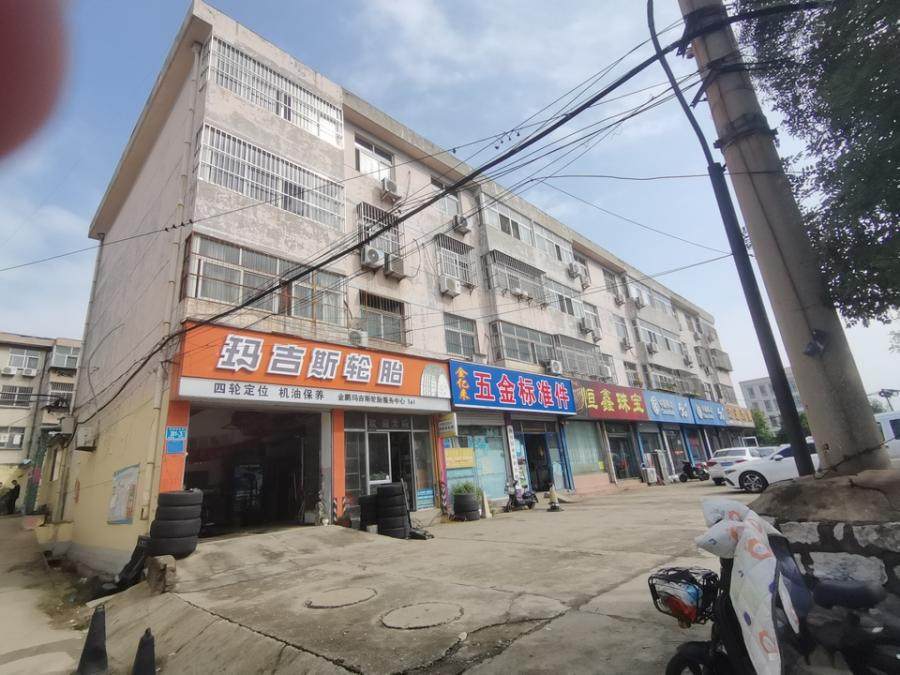 济南市莱芜区凤城西大街301号1幢东2单元301住宅房及1-C1幢C19储藏室房地产