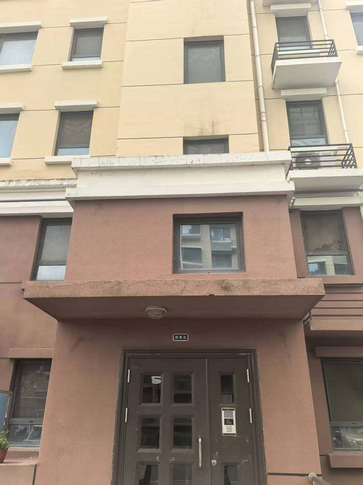 济南市历下区旅游路南、回龙山路301号回龙苑房地产开发项目2号楼4-202室房产及4- -102室储藏室