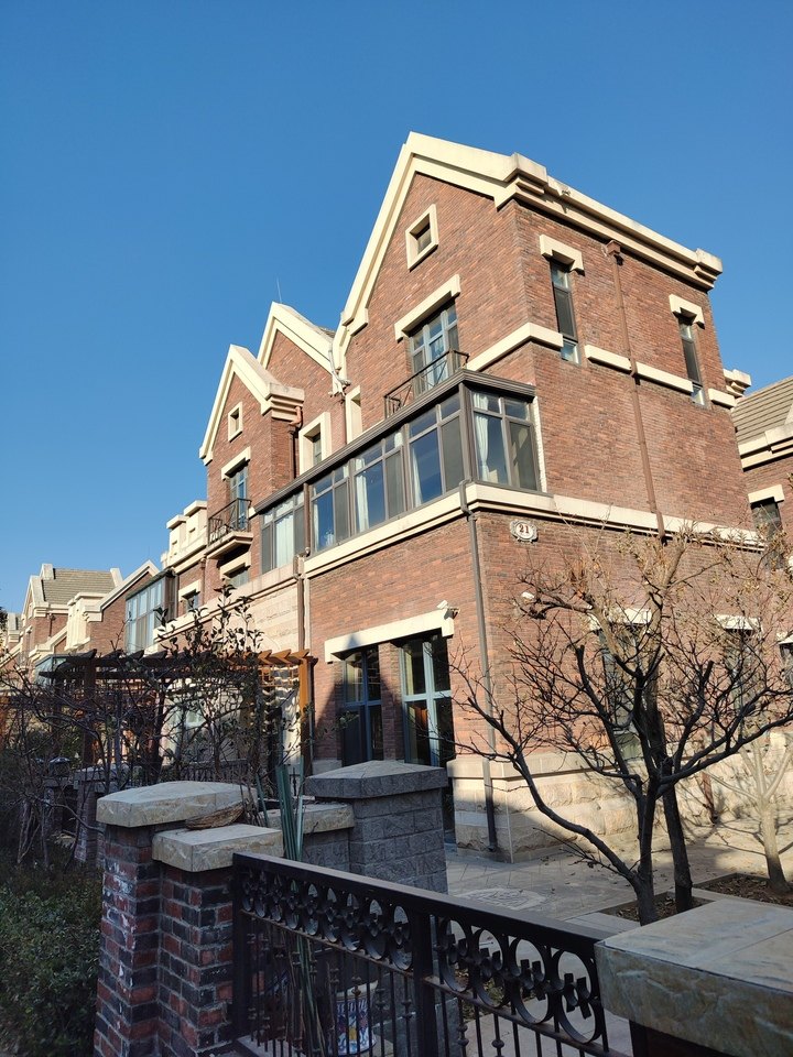 章丘市经十路南侧2号路东侧重汽莱蒙湖21号楼102别墅