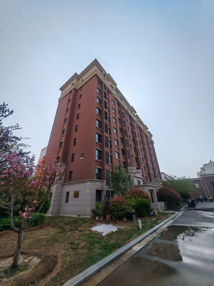 济南市莱芜高新区汇源大街126号和天下30幢东1单元102室房产（带院）