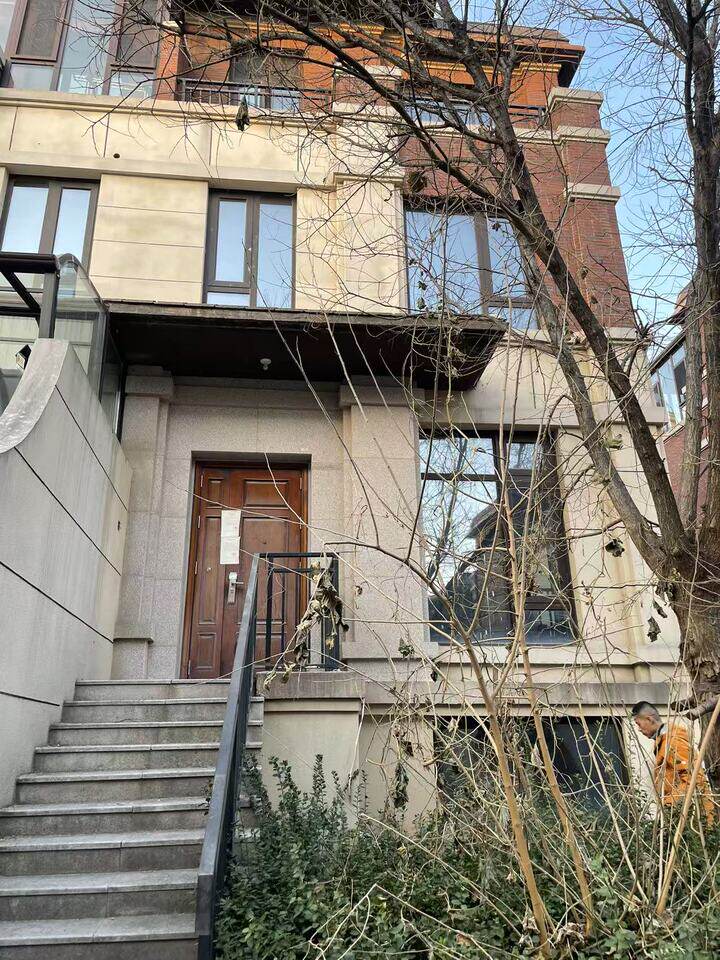 被执行人名下位于济南市章丘区绣源西街2200号别墅中骏·柏景湾南区24号楼105（不动产权证号为:章丘20210004084）不动产