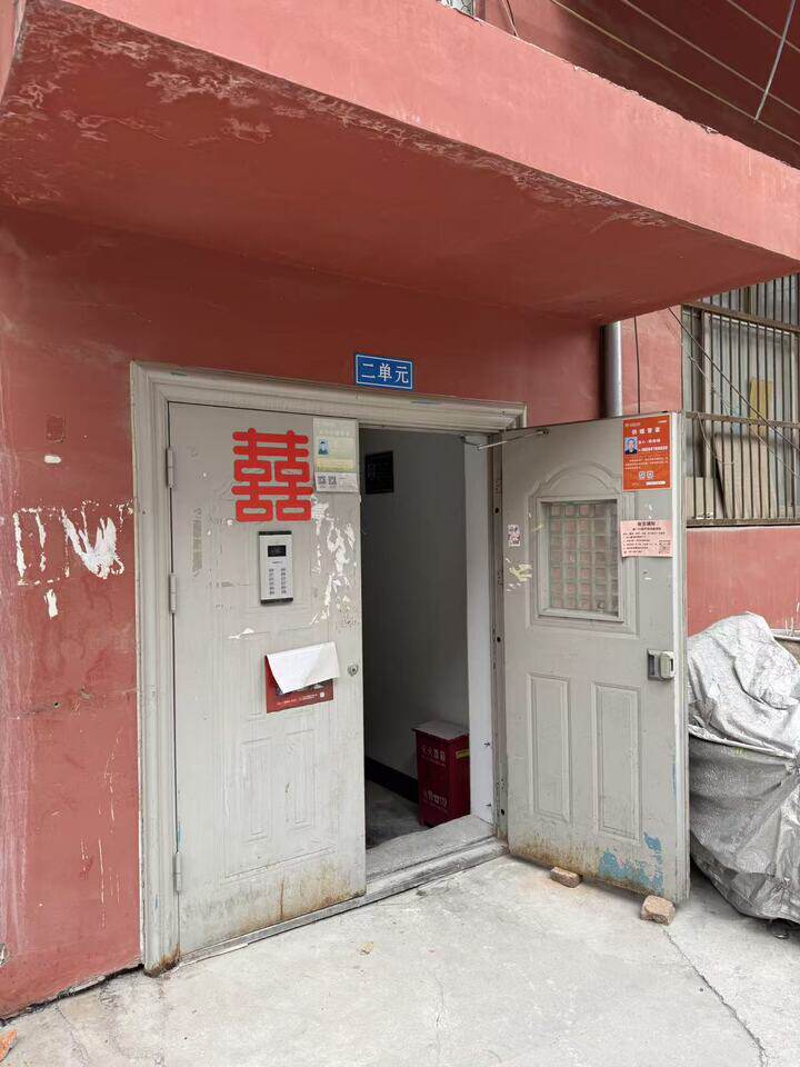 济南市天桥区万盛园一区1号楼2-402房产及储藏室一间