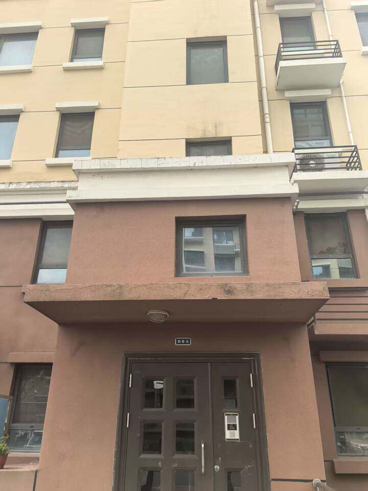 济南市历下区旅游路南、回龙山路301号回龙苑房地产开发项目2号楼4-202室房产及4- -102室储藏室