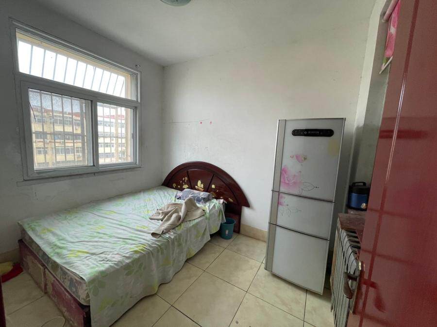 山东省济南市平阴县五岭路11号建工花苑小区4号楼东四单元四层东户（附：无证地下室一间）