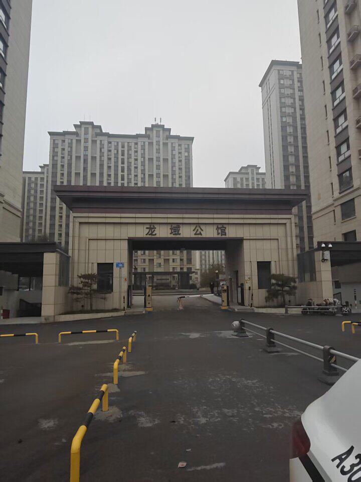 济阳区纬四路106号济南浙江五金建材城龙域公馆5#楼2-702室及储藏室