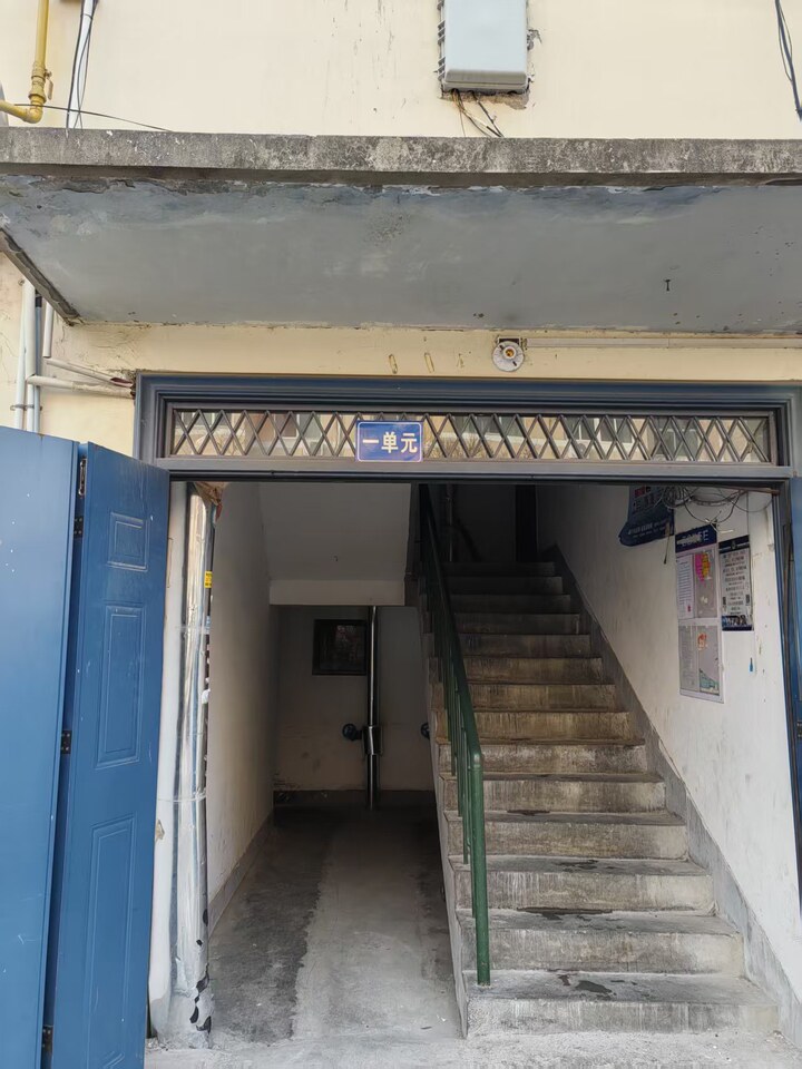 山东省济南市章丘区明珠小区（市城建开发公司宿舍）1幢东一单元四层东户房产及储藏室一处