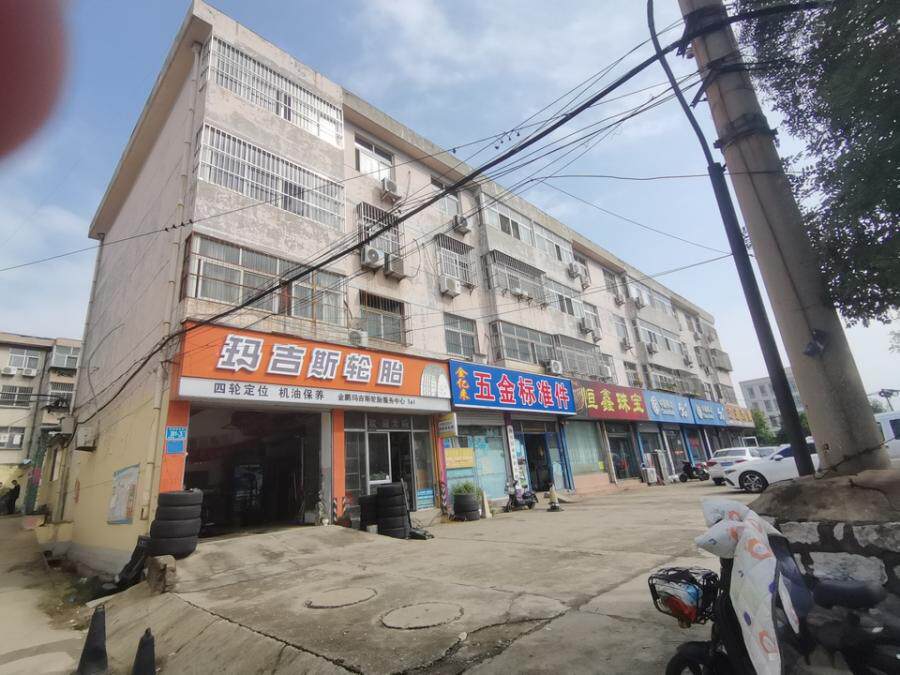 济南市莱芜区凤城西大街301号1幢东2单元301住宅房及1-C1幢C19储藏室房地产