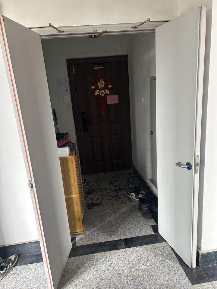 被执行人名下位于章丘区明堂街1986号泉山逸品二区2（35）号楼2-401及储-228