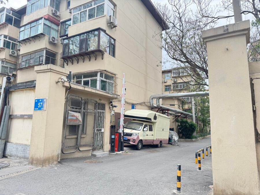 济南市历下区和平路 57 号 3 号楼 4-101 房产（不动产权证号：济南20160151794）及附属无证房屋