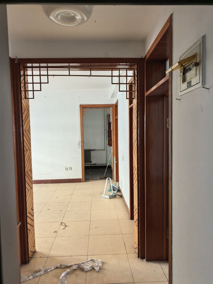 济南市章丘区眼明堂小区C4号楼4单元301室房产、配套房及4-15号车库