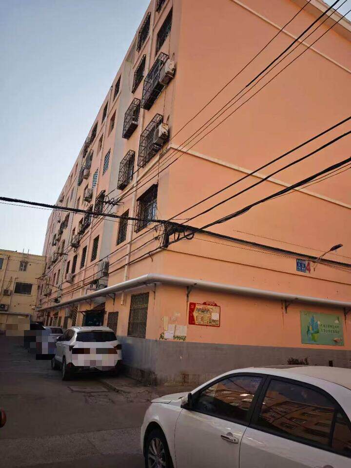 被执行人名下位于济南市章丘区宏昌小区东区4号楼（不动产证权号：城10811）不动产及配套房