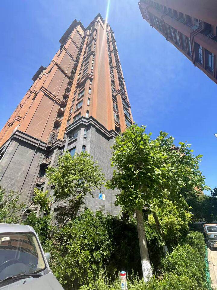 山东省济南市天桥区三孔桥街99号盛世名门花园4号楼1-1804号房产（不动产权证号：济南20170016422）