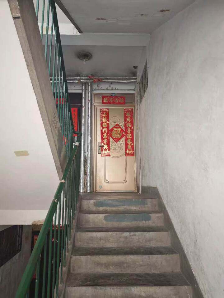 山东省济南市章丘区鲁宏大道西段路南宏昌小区1号楼5单元401号房产及配套房一处