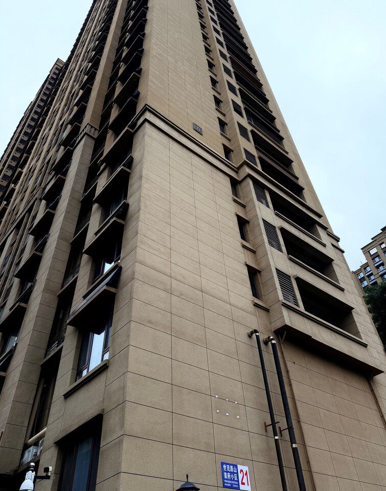 济南市市中区白马山南路 23号世茂原山首府 21号楼1-2801房产