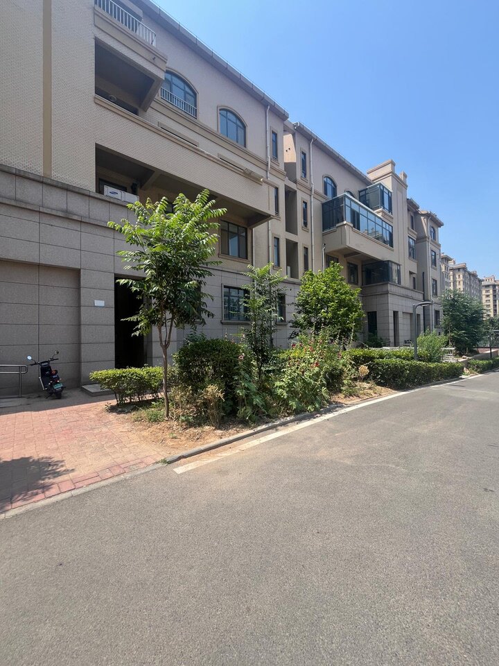 山东省济南市历下区水华路600号三箭汇福山庄5号楼2-102房地产（含室内固定装饰装修、配套设施、院落附属物等）带院
