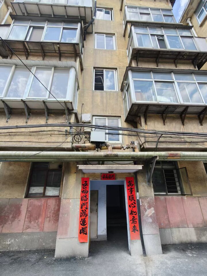 济南市钢城区双泉路152号北赵园23幢东104室房产带院及23-C10幢C02储藏室