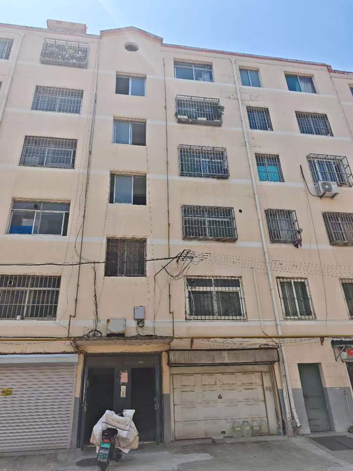 济南市章丘区明珠小区北区55号楼西段405房产一处及附属物
