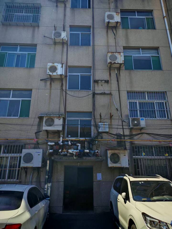 被执行人名下位于章丘区桃花山路（烟草局宿舍）1幢东三单元二层西户（不动产权证号;章丘20200015862）