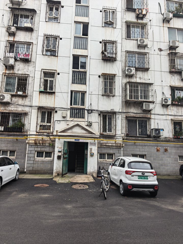 济南市钢城区南岭大街8号湖滨园23幢西104房产及23幢C54储藏室