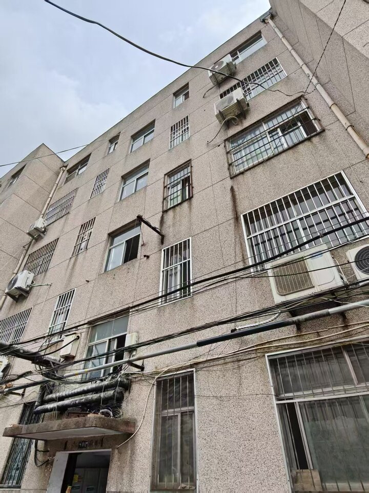 济南市莱芜区大桥北路89号1幢东4单元501室房产及1-C1幢C28储藏室