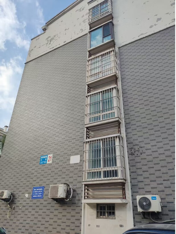 山东省济南市章丘区明珠怡和家园住宅小区21号楼304及附属配套房