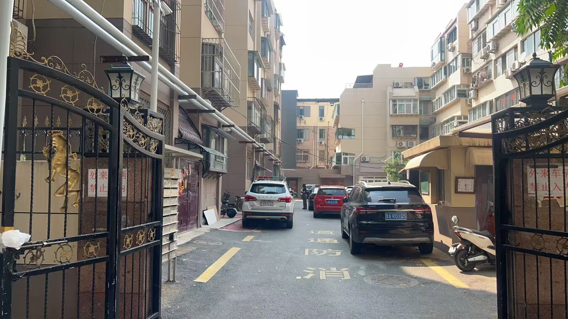 山东省济南市历下区佛山苑小区四区8号楼2-402及地下室一处