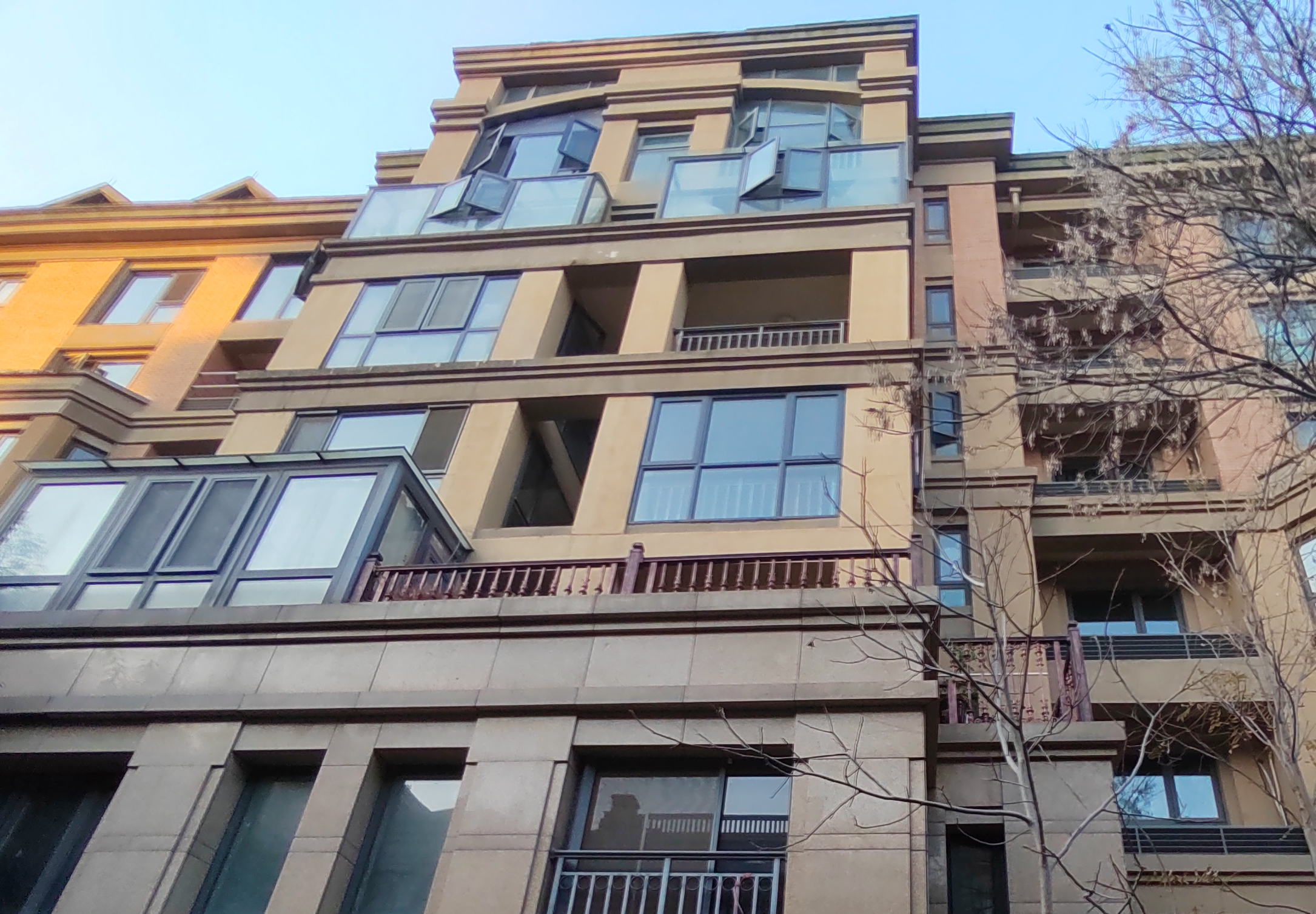 山东省济南市历下区海尔绿城全运村桂花园22号楼（J17)2-401室及J地块139、140号地下车库两个