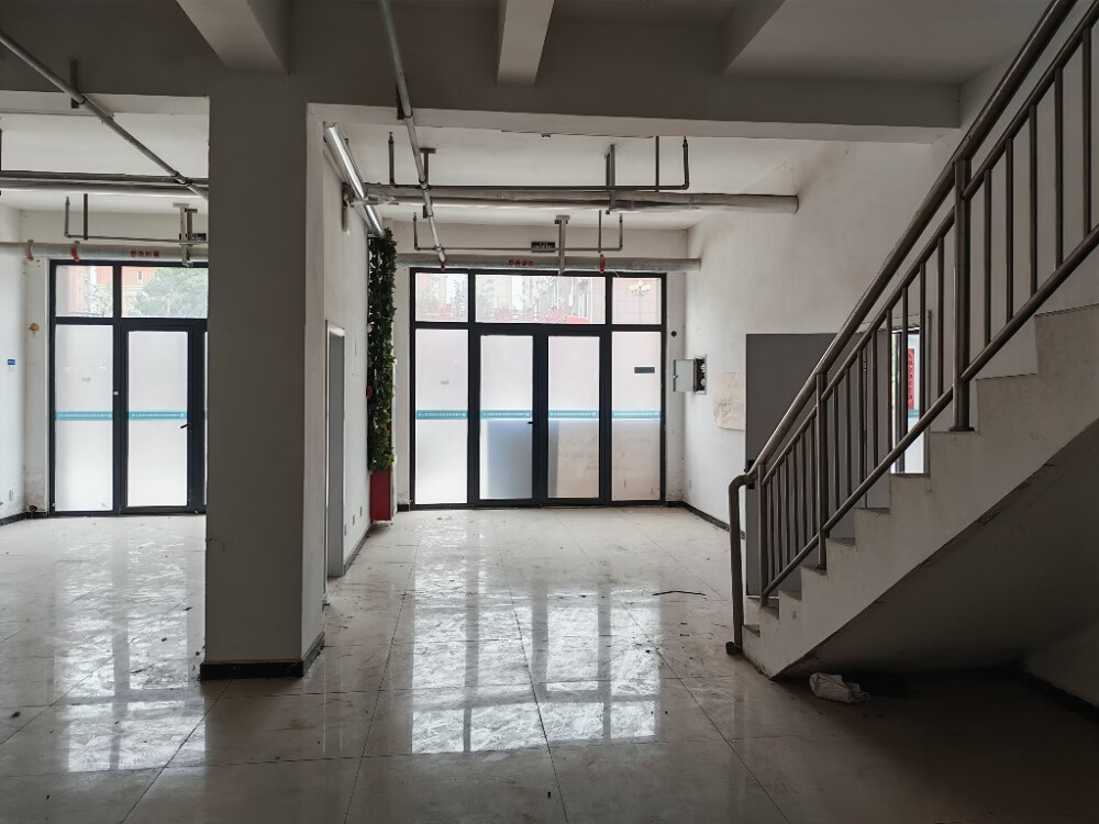 坐落于济南市平阴县卓亚香格里D区一期项目D-G1商业楼132号,权证号为鲁（2021）商办平阴县不动产权第0006236号