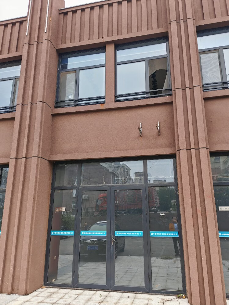 坐落于济南市平阴县卓亚香格里D区一期项目D-G1商业楼133号,权证号为鲁（2021）商办平阴县不动产第0006236号