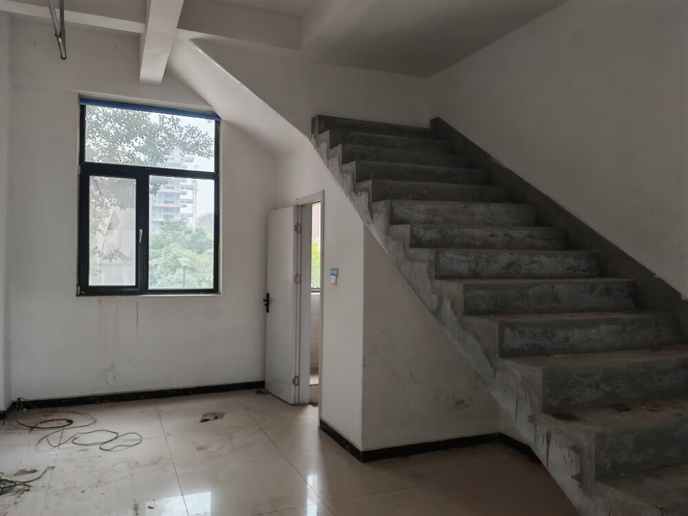 坐落于济南市平阴县卓亚香格里D-G1商业楼130号、权证号为鲁(2021)平阴县不动产权第0006236号