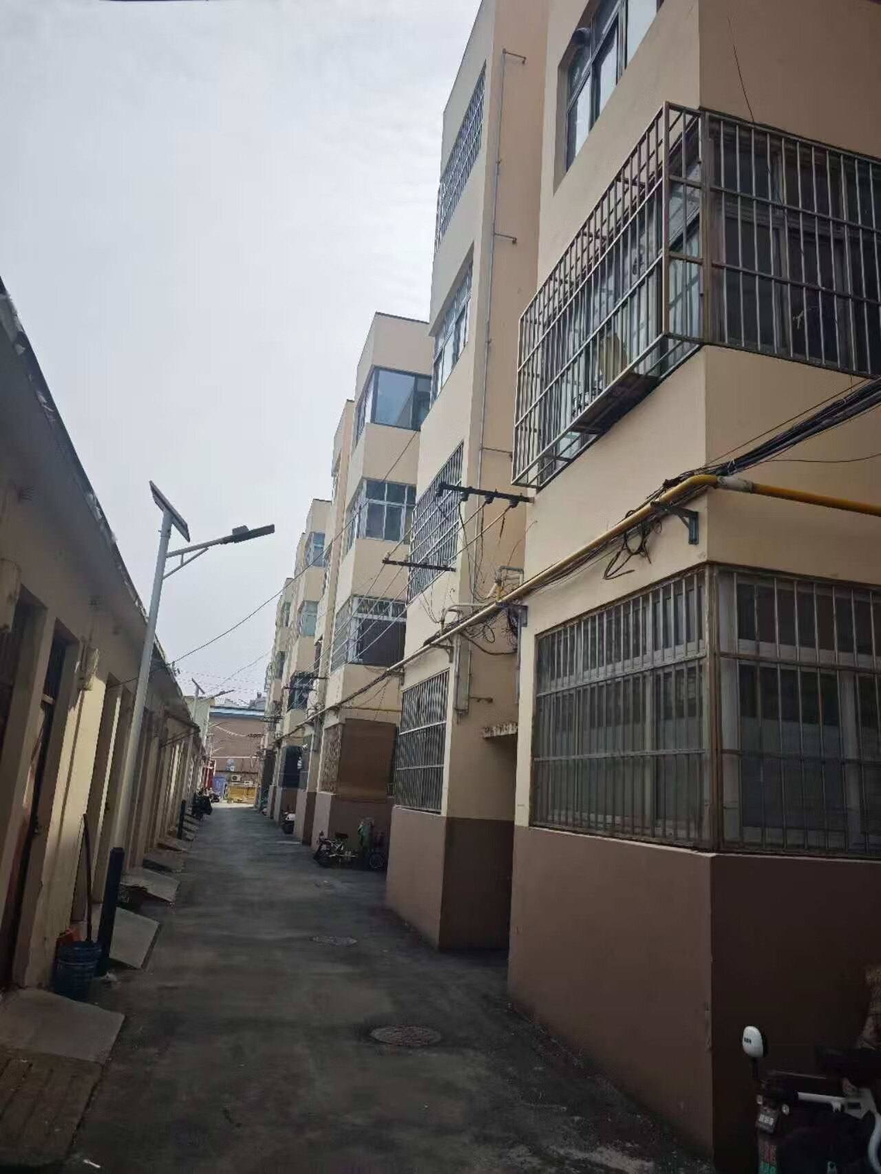 山东省济南市章丘区明水清照路西段路北（实验中学宿舍）3幢东四单元三层东户房产及储藏室