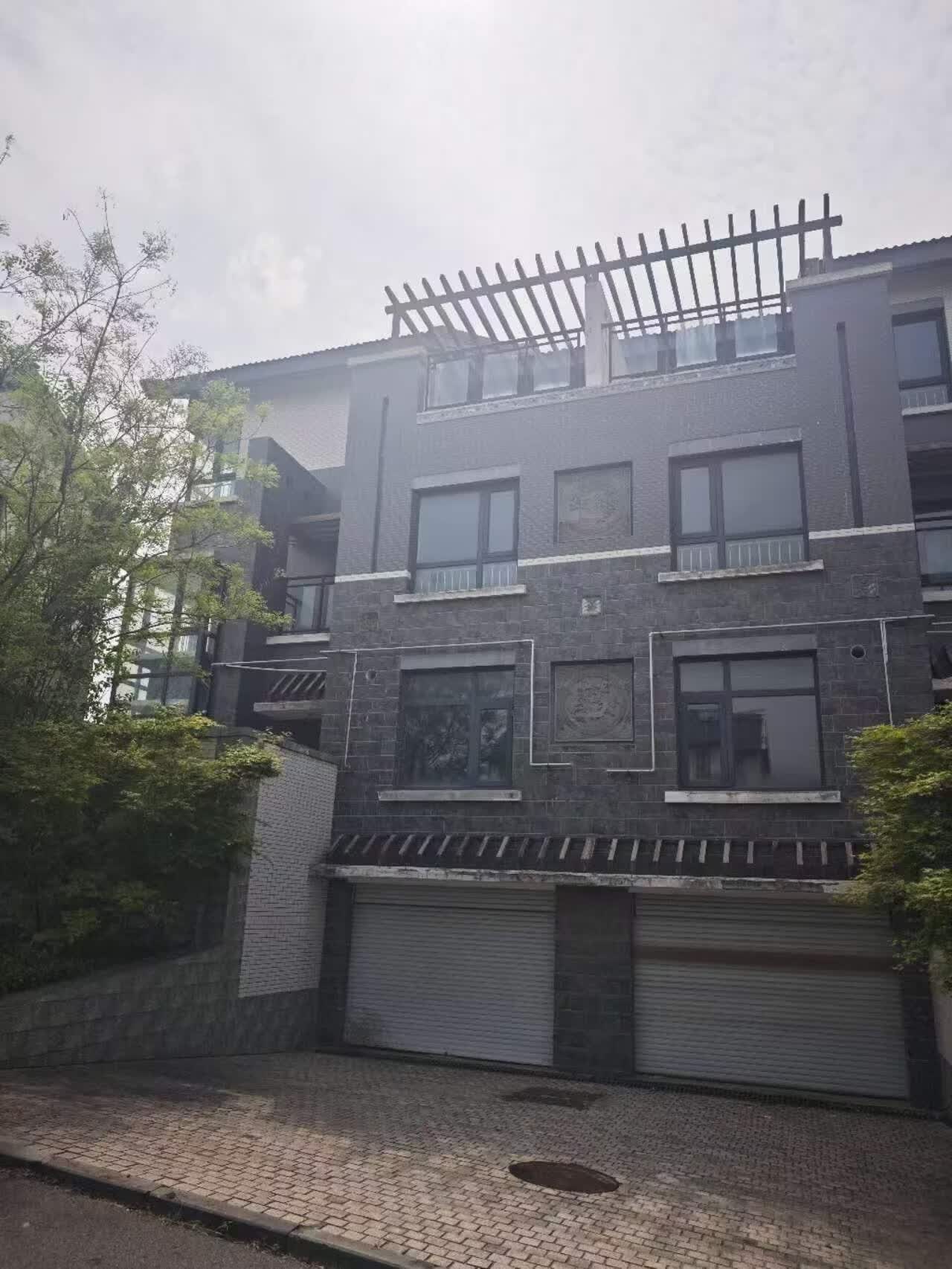 济南市章丘区文祖街道文祖北村章莱路2号南山华庭（紫郡山庄）南区25号楼101号房产别墅