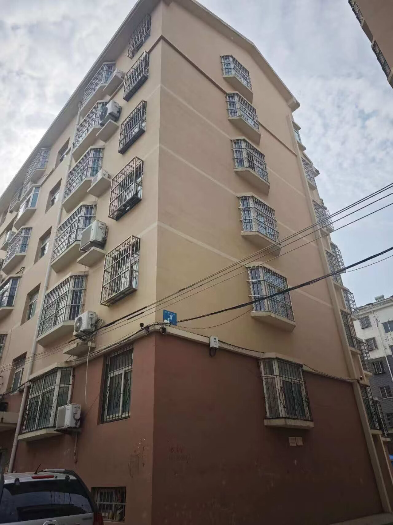 济南市章丘区明水桃花山路中段路东绣阳二区2号楼2单元402室及储藏室
