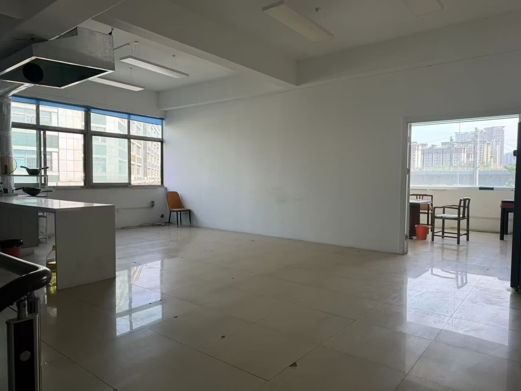 章丘区铁道北路与双山大街交汇处10号楼381铺