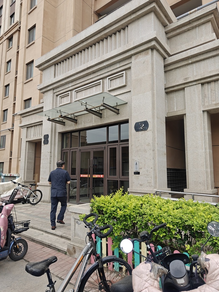 济南市历城区君授路66号中海华山珑城一区1号楼2-3301房产及1号楼2--220储藏室