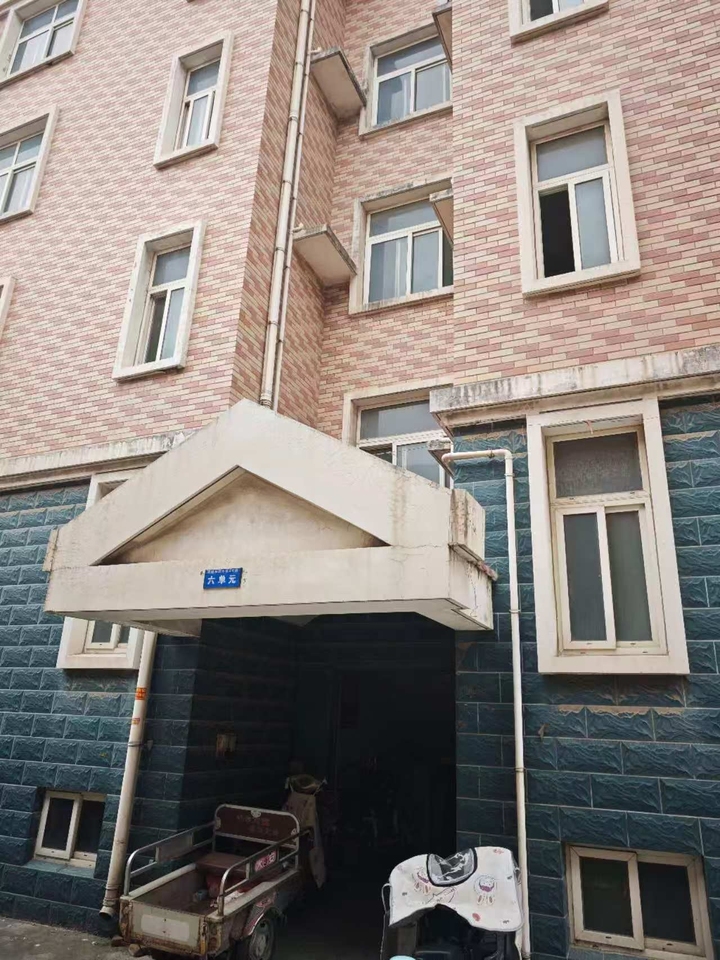 山东省济南市章丘区刁镇中心大街中段路东惠城花园3幢601室及附属房