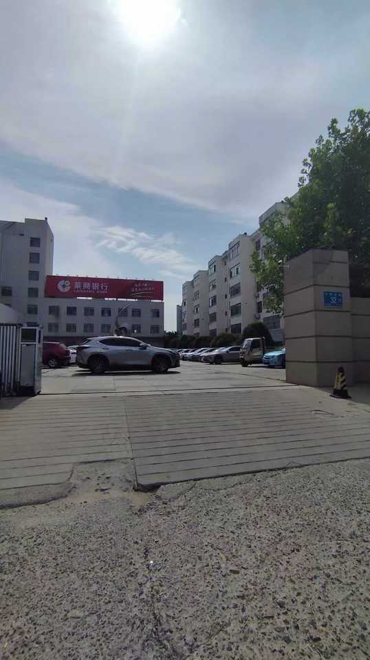 济南市莱芜区鹏泉东大街36号2幢东3单元101室，2幢C29房地产