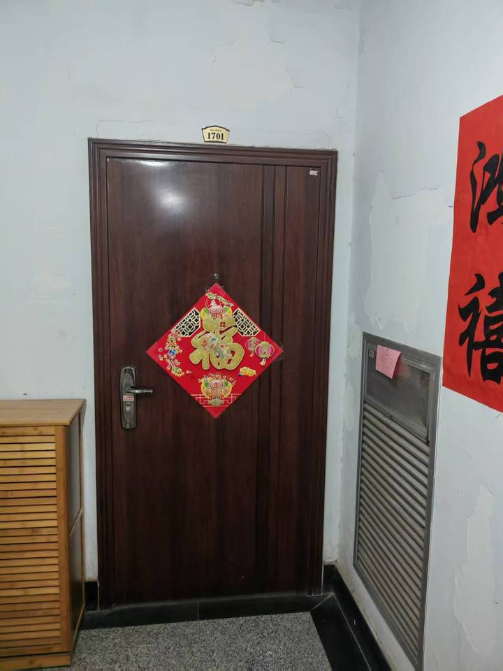 被执行人名下位于济南市章丘区福泰新都城住宅小区26号楼1704号房产一处、配套房一个（26号楼附属5）、车位一个