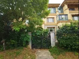 座落于山东省济南市章丘市瑞境皇冠水岸二区10-1号楼206房产一处，