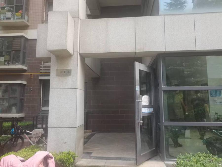 山东省济南市章丘区山水泉城北城24号楼504号房产及配套房一处