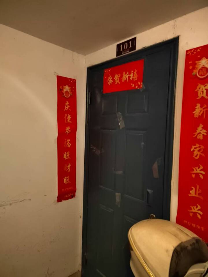 山东省济南市平阴县轩芴园小区（原平阴县乔盛凤凰城小区）22号楼1-501（不动产权证号：平阴20200006596，附储藏室11.27平方）房产。