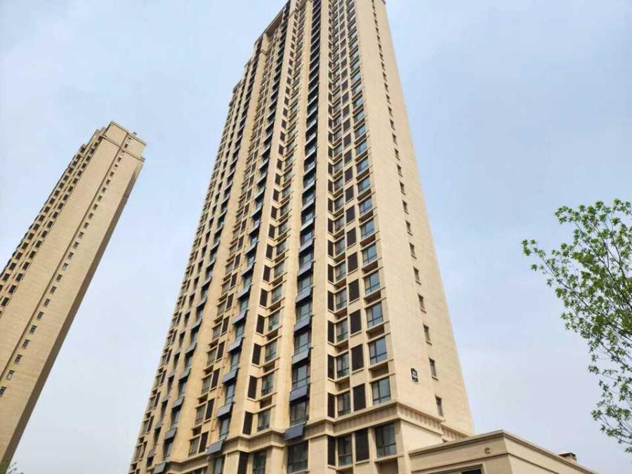 济南市莱芜区玉龙湾小区12号楼1单元2902室房产一套（含储藏室）