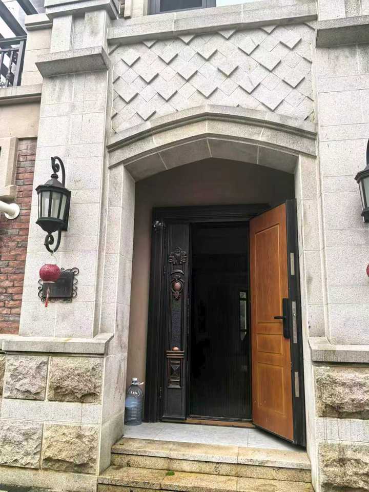 济南市历城区旅游路5988号龙山花园(希思庄园)117号楼101室（含编号为:27-109、17-110地下车库两处)