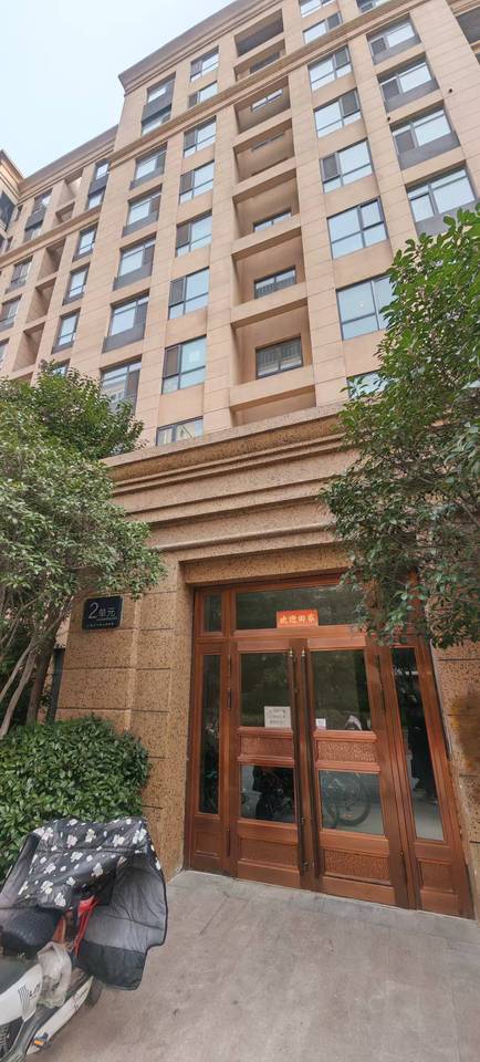 济南市莱芜区凤城东大街伯箫路166号天晟上府玺园4幢东2单元301室房产及4幢C2010储藏室